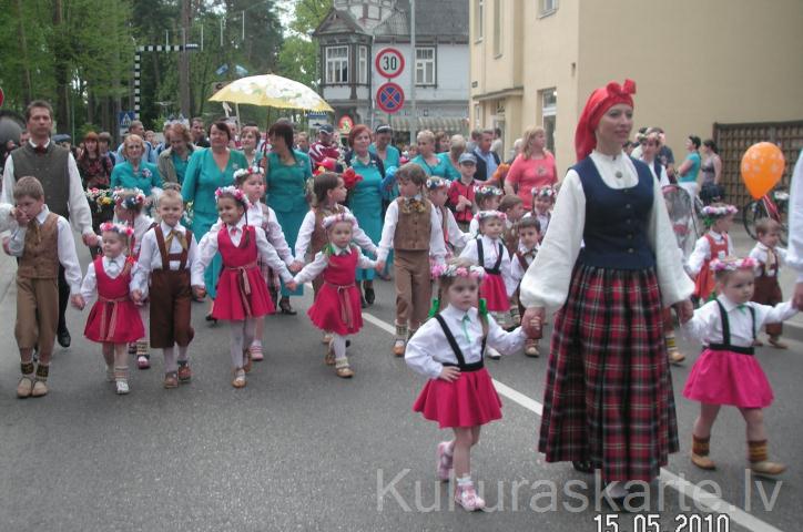 Kauguru kultūras nama bērnu tautas deju kolektīvs "Vizmiņa" 